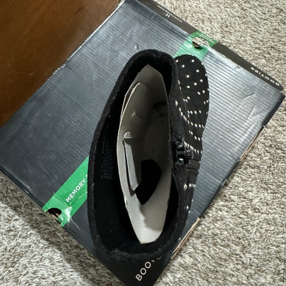 Black booties with round studs, size 8 Medium. Perfect condition. - Picture 4 of 9